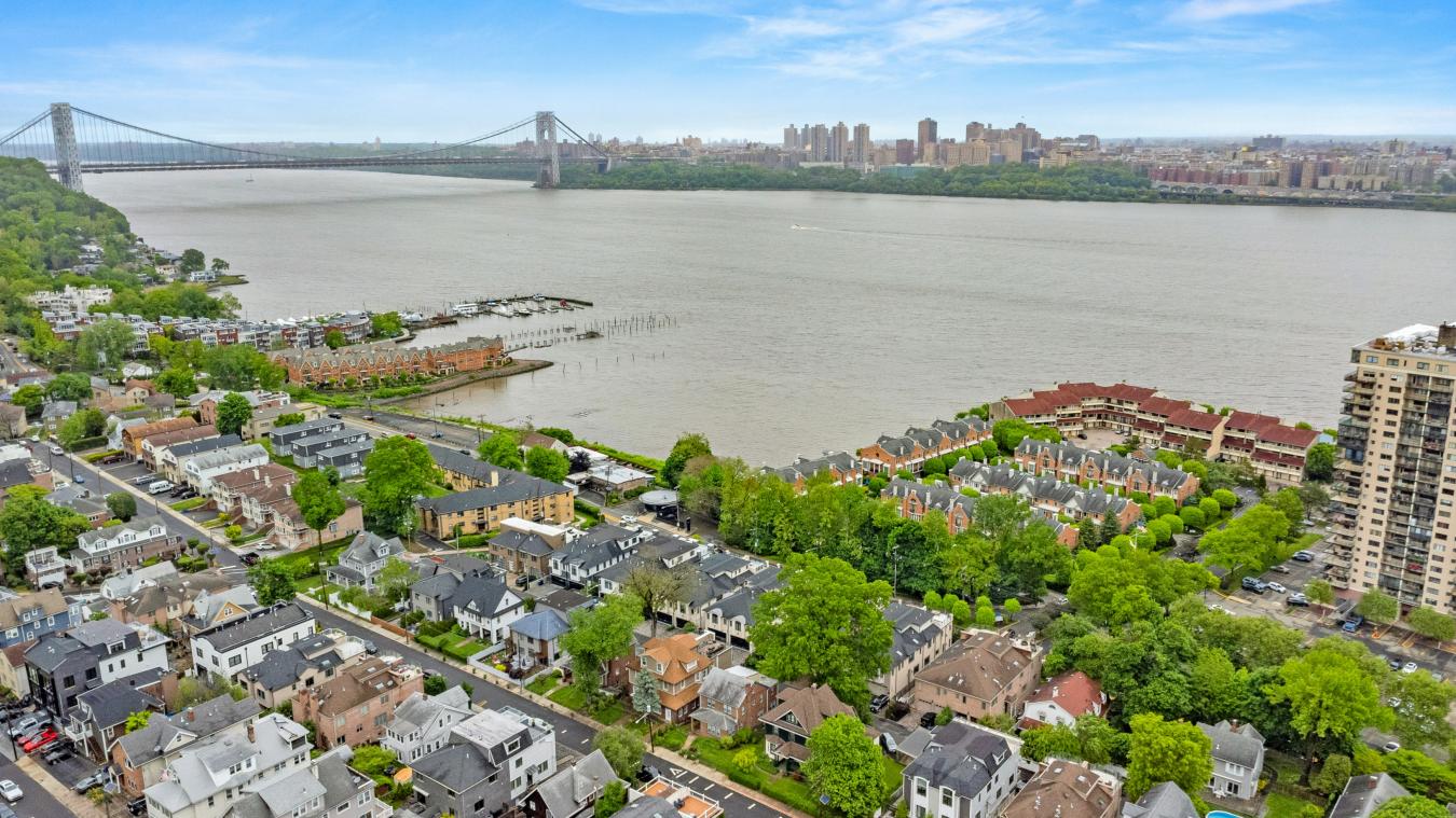 Edgewater, New Jersey, 07020, United States, 4 Bedrooms Bedrooms, ,3 BathroomsBathrooms,Residential,For Sale,1900271