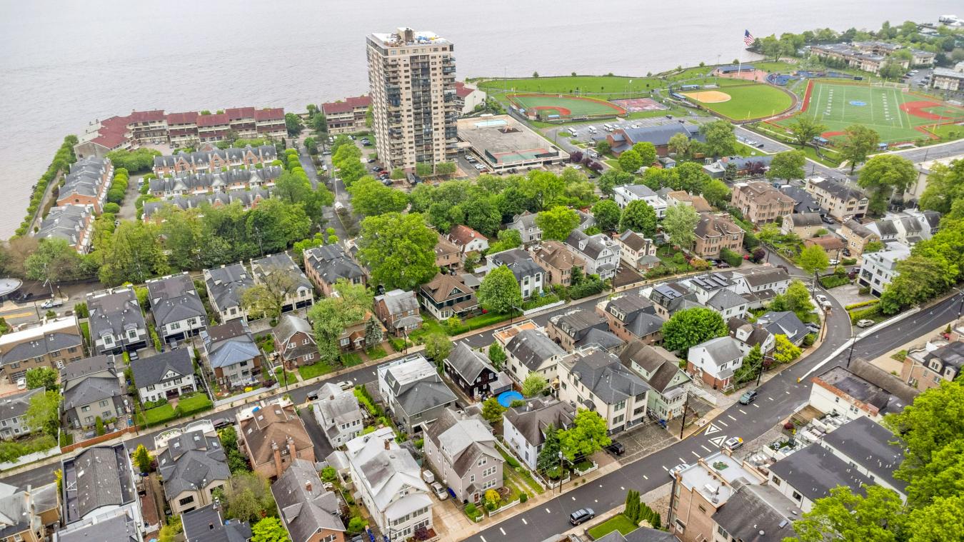 Edgewater, New Jersey, 07020, United States, 4 Bedrooms Bedrooms, ,3 BathroomsBathrooms,Residential,For Sale,1900271