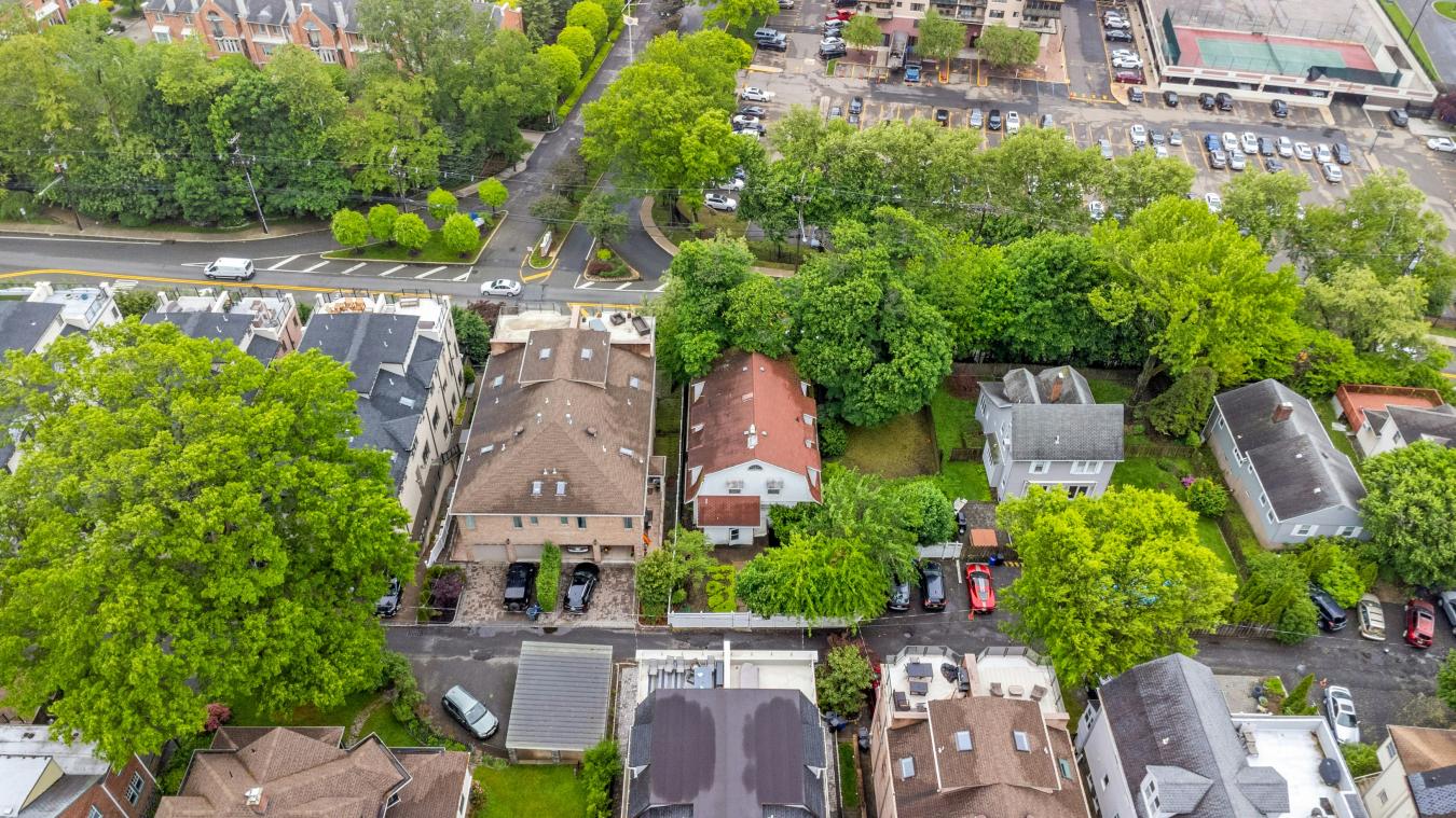 Edgewater, New Jersey, 07020, United States, 4 Bedrooms Bedrooms, ,3 BathroomsBathrooms,Residential,For Sale,1900271