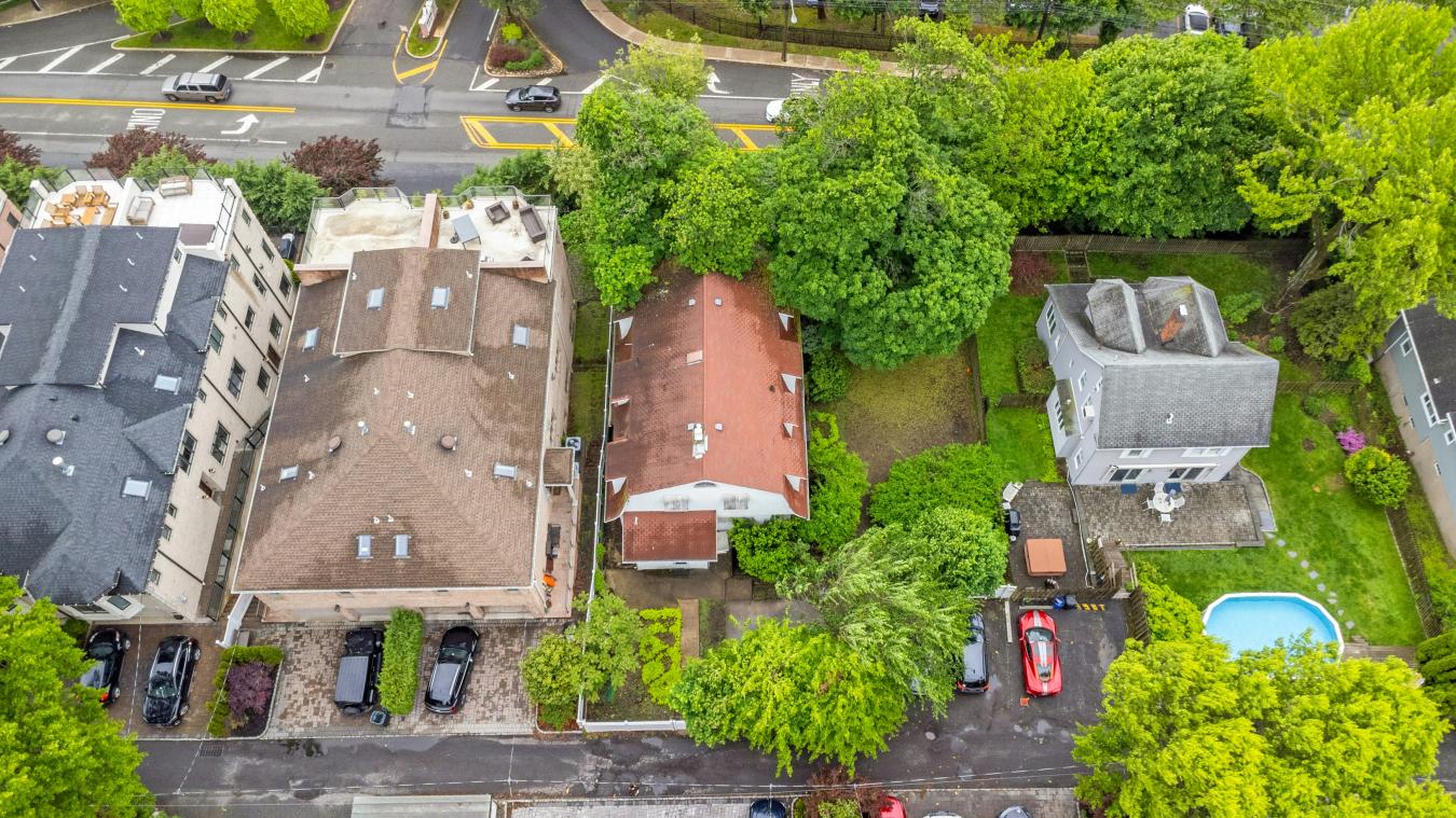 Edgewater, New Jersey, 07020, United States, 4 Bedrooms Bedrooms, ,3 BathroomsBathrooms,Residential,For Sale,1900271