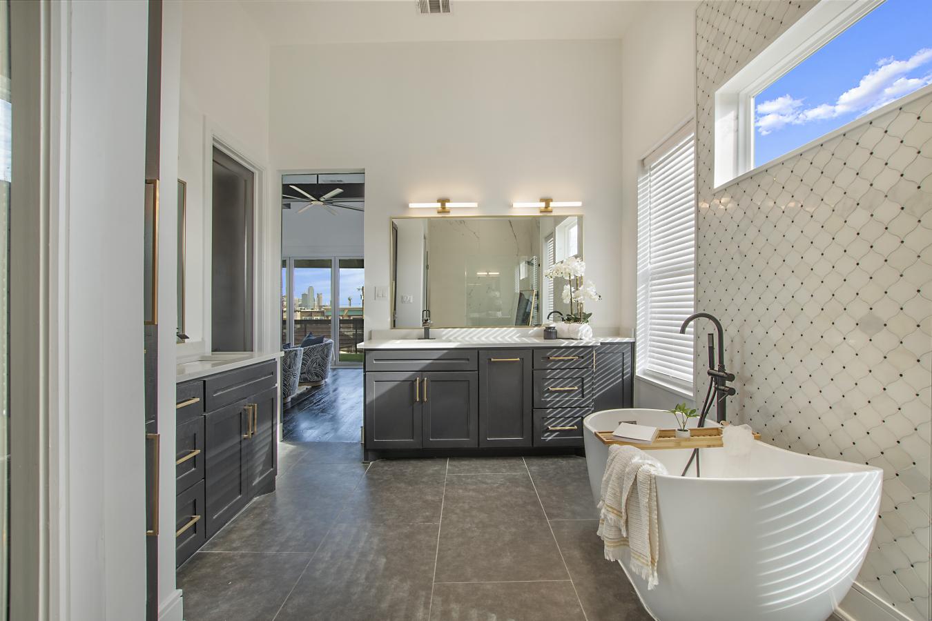 Dallas, Dallas, 75208, United States, 5 Bedrooms Bedrooms, ,5 BathroomsBathrooms,Residential,For Sale,1902895