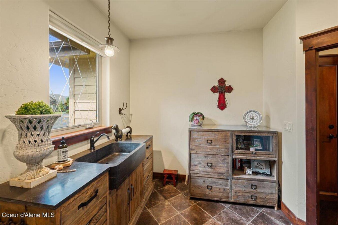 Hayden, Kootenai, 83835, United States, 5 Bedrooms Bedrooms, ,3 BathroomsBathrooms,Residential,For Sale,1904060