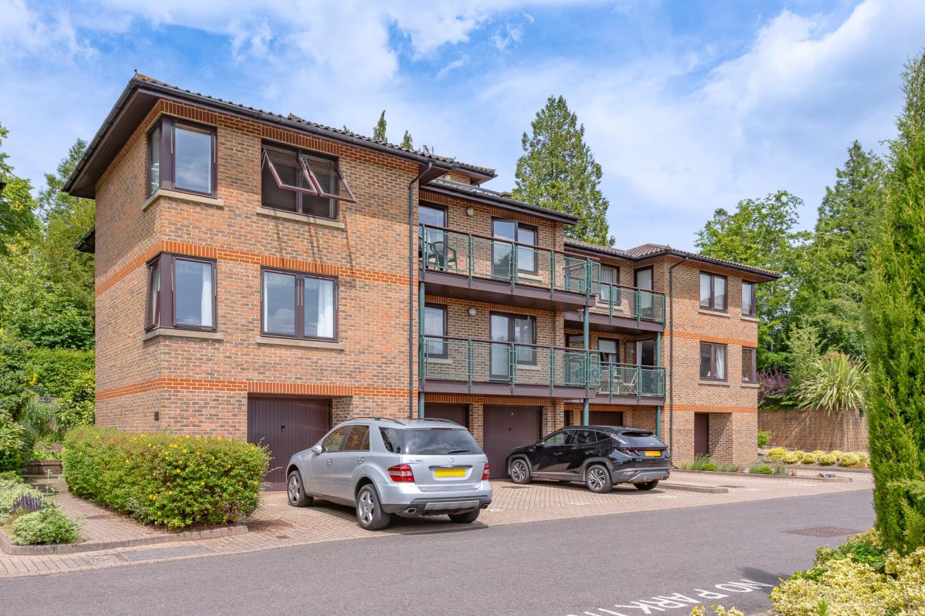 Caterham, Surrey, CR3 6SJ, United Kingdom, 5 Bedrooms Bedrooms, ,3 BathroomsBathrooms,Residential,For Sale,1904973