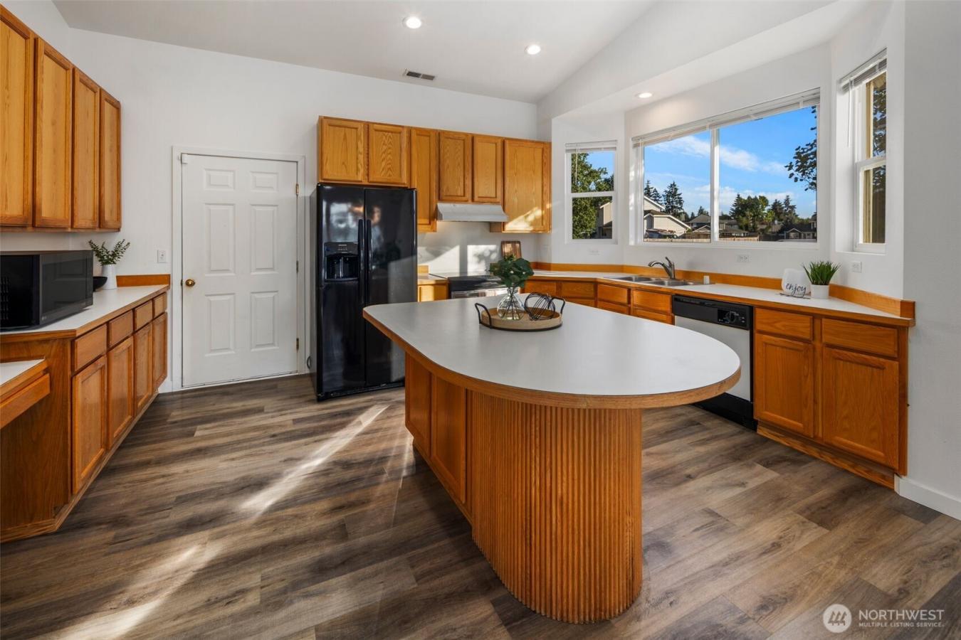 ONE-STORY open concept living on spacious lot in the GATED COMMUNITY o – image 7