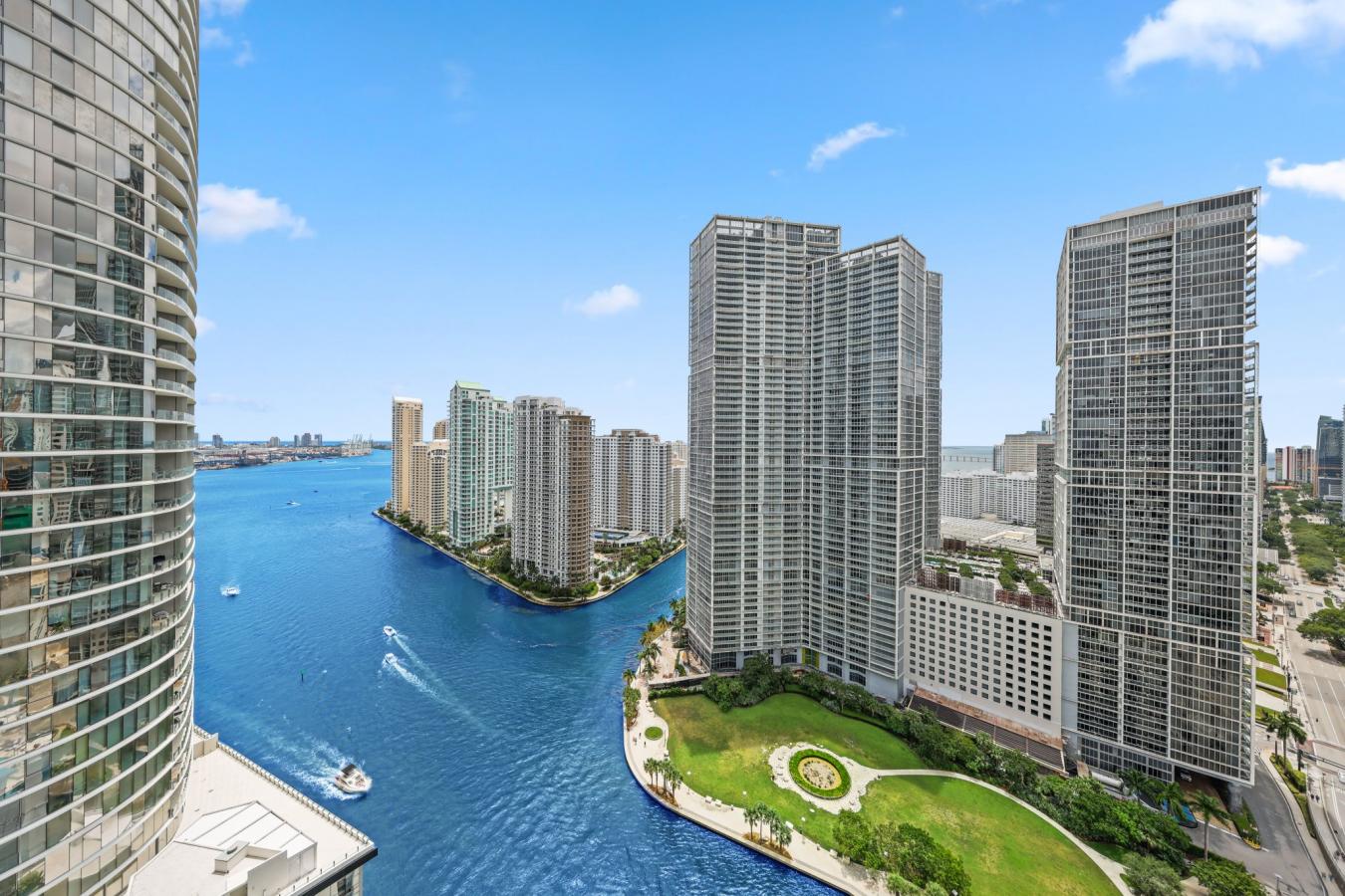 MIAMI, Florida, 33131, United States, 2 Bedrooms Bedrooms, ,3 BathroomsBathrooms,Residential,For Sale,1904961
