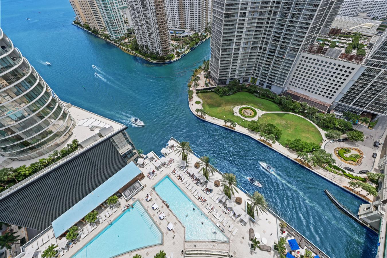 MIAMI, Florida, 33131, United States, 2 Bedrooms Bedrooms, ,3 BathroomsBathrooms,Residential,For Sale,1904961