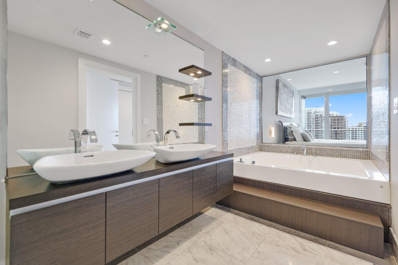 MIAMI, Florida, 33131, United States, 2 Bedrooms Bedrooms, ,3 BathroomsBathrooms,Residential,For Sale,1904961