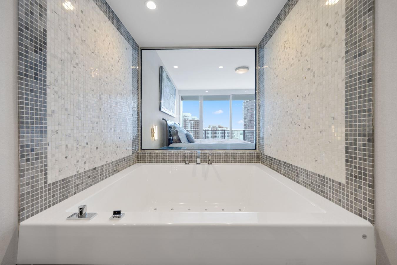 MIAMI, Florida, 33131, United States, 2 Bedrooms Bedrooms, ,3 BathroomsBathrooms,Residential,For Sale,1904961