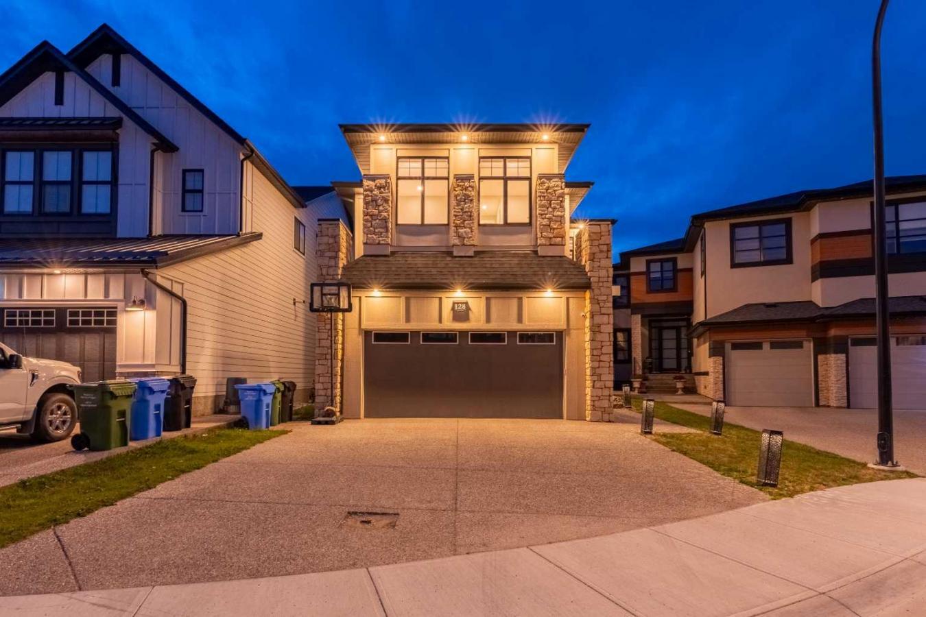 Calgary, Calgary, T3A 2Z5, Canada, 6 Bedrooms Bedrooms, ,5 BathroomsBathrooms,Residential,For Sale,1905279