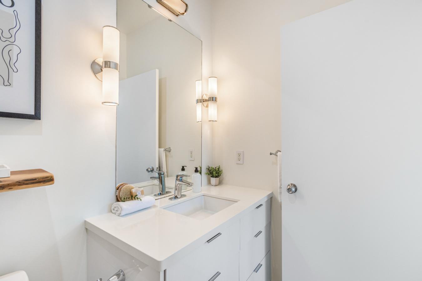Hamilton, ON, L8P 4Z6, Canada, 2 Bedrooms Bedrooms, ,2 BathroomsBathrooms,Residential,For Sale,1905271