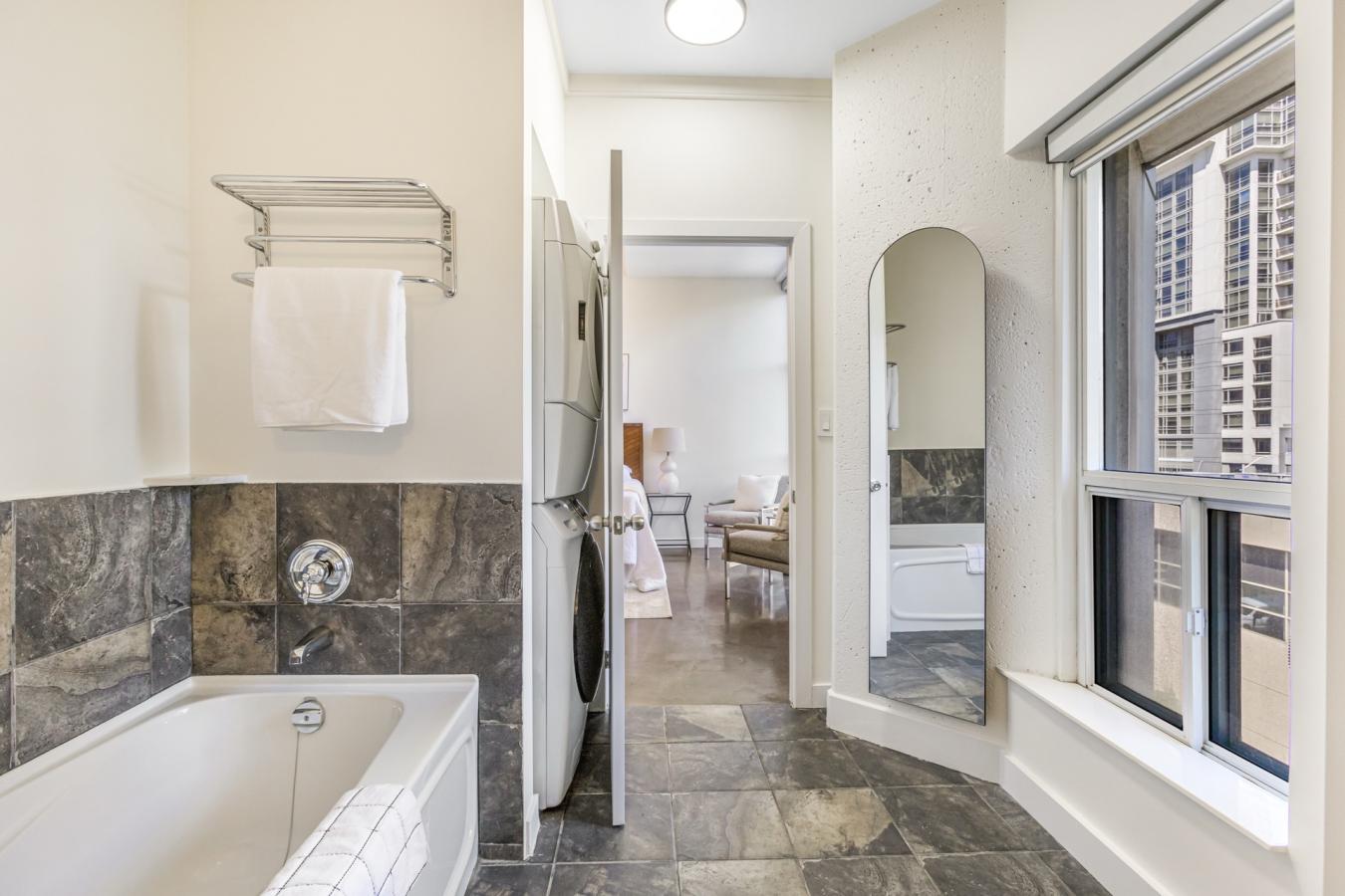 Hamilton, ON, L8P 4Z6, Canada, 2 Bedrooms Bedrooms, ,2 BathroomsBathrooms,Residential,For Sale,1905271