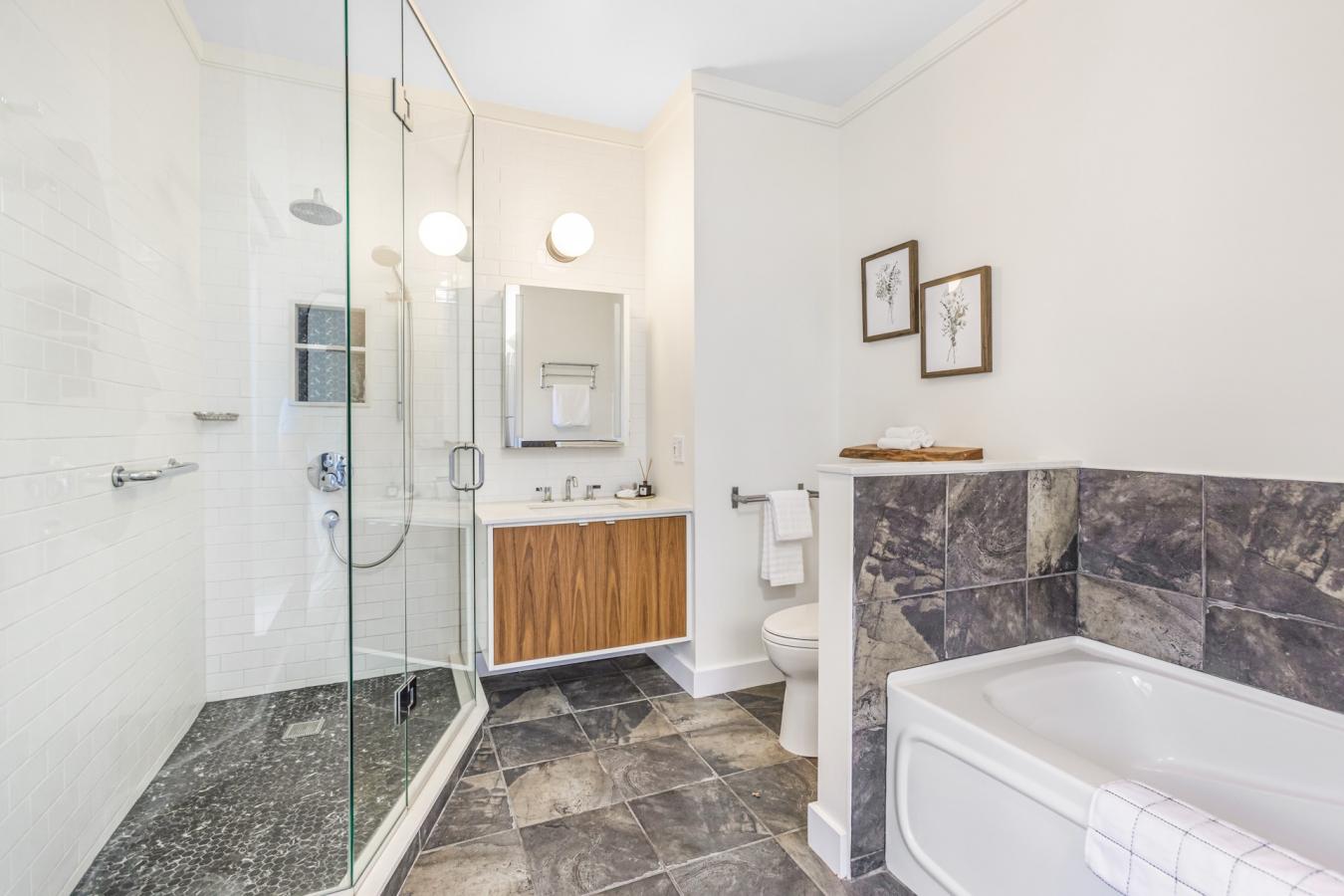 Hamilton, ON, L8P 4Z6, Canada, 2 Bedrooms Bedrooms, ,2 BathroomsBathrooms,Residential,For Sale,1905271