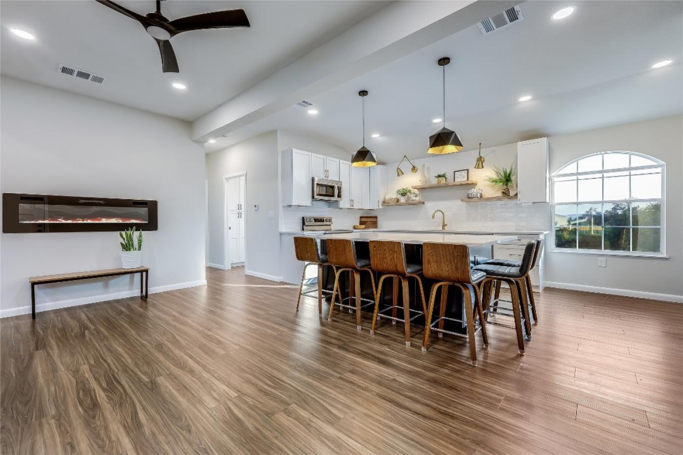 Lago Vista, Travis, 78645, United States, 7 Bedrooms Bedrooms, ,5 BathroomsBathrooms,Residential,For Sale,1905251