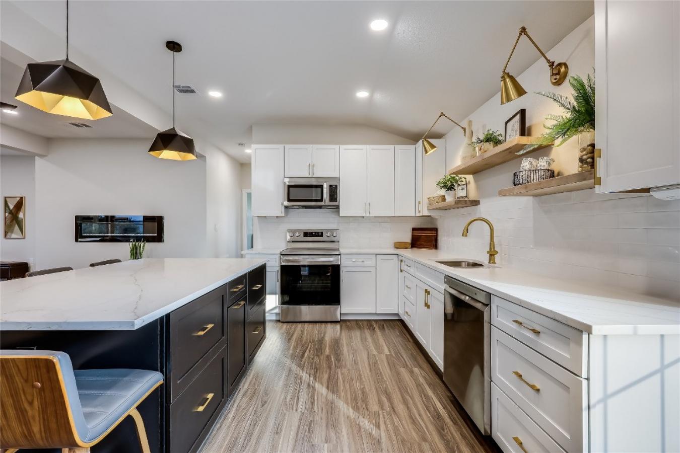 Lago Vista, Travis, 78645, United States, 7 Bedrooms Bedrooms, ,5 BathroomsBathrooms,Residential,For Sale,1905251