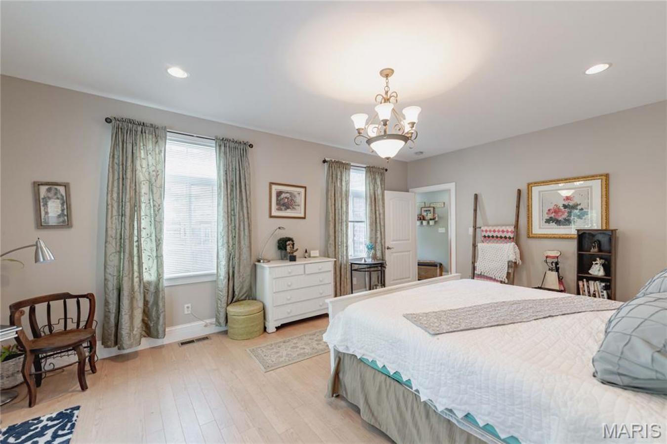 St Louis, St. Louis, 63122, United States, 5 Bedrooms Bedrooms, ,4 BathroomsBathrooms,Residential,For Sale,1905244