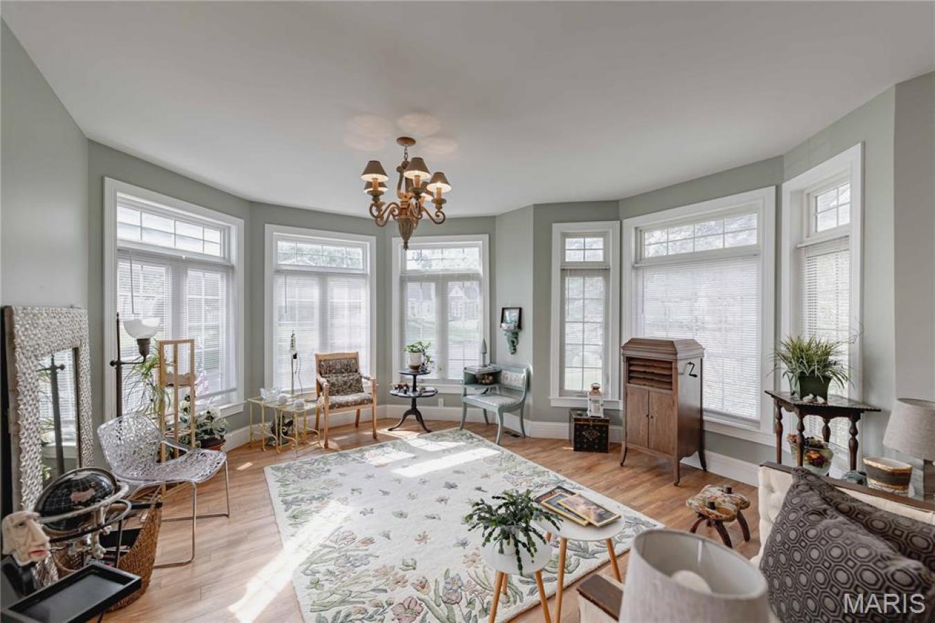 St Louis, St. Louis, 63122, United States, 5 Bedrooms Bedrooms, ,4 BathroomsBathrooms,Residential,For Sale,1905244