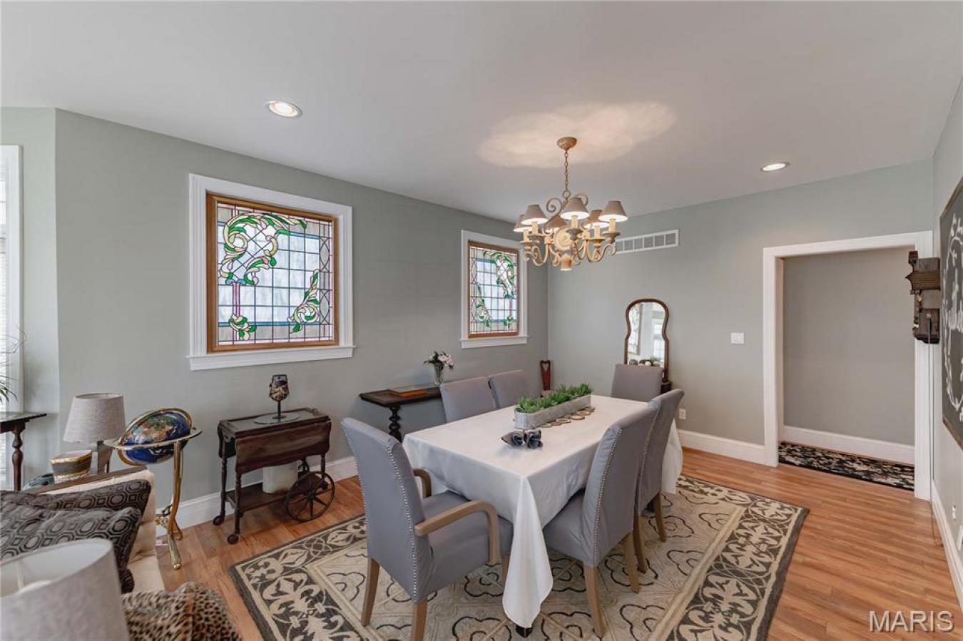 St Louis, St. Louis, 63122, United States, 5 Bedrooms Bedrooms, ,4 BathroomsBathrooms,Residential,For Sale,1905244