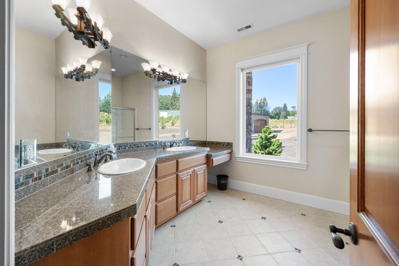 Newberg, Yamhill, 97132, United States, 5 Bedrooms Bedrooms, ,4 BathroomsBathrooms,Residential,For Sale,1905238