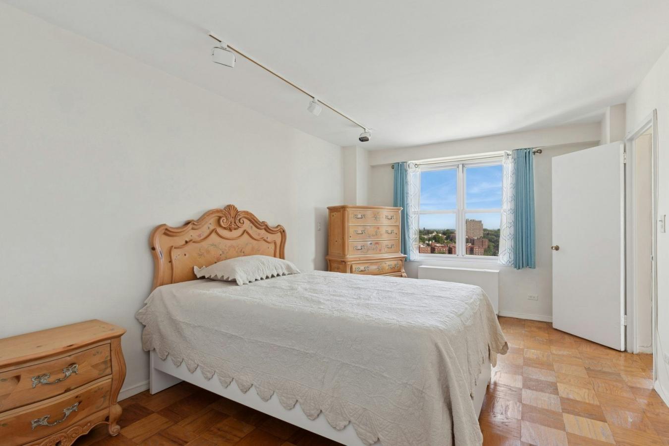 Forest Hills, New York, 11375, United States, 3 Bedrooms Bedrooms, ,2 BathroomsBathrooms,Residential,For Sale,1905208