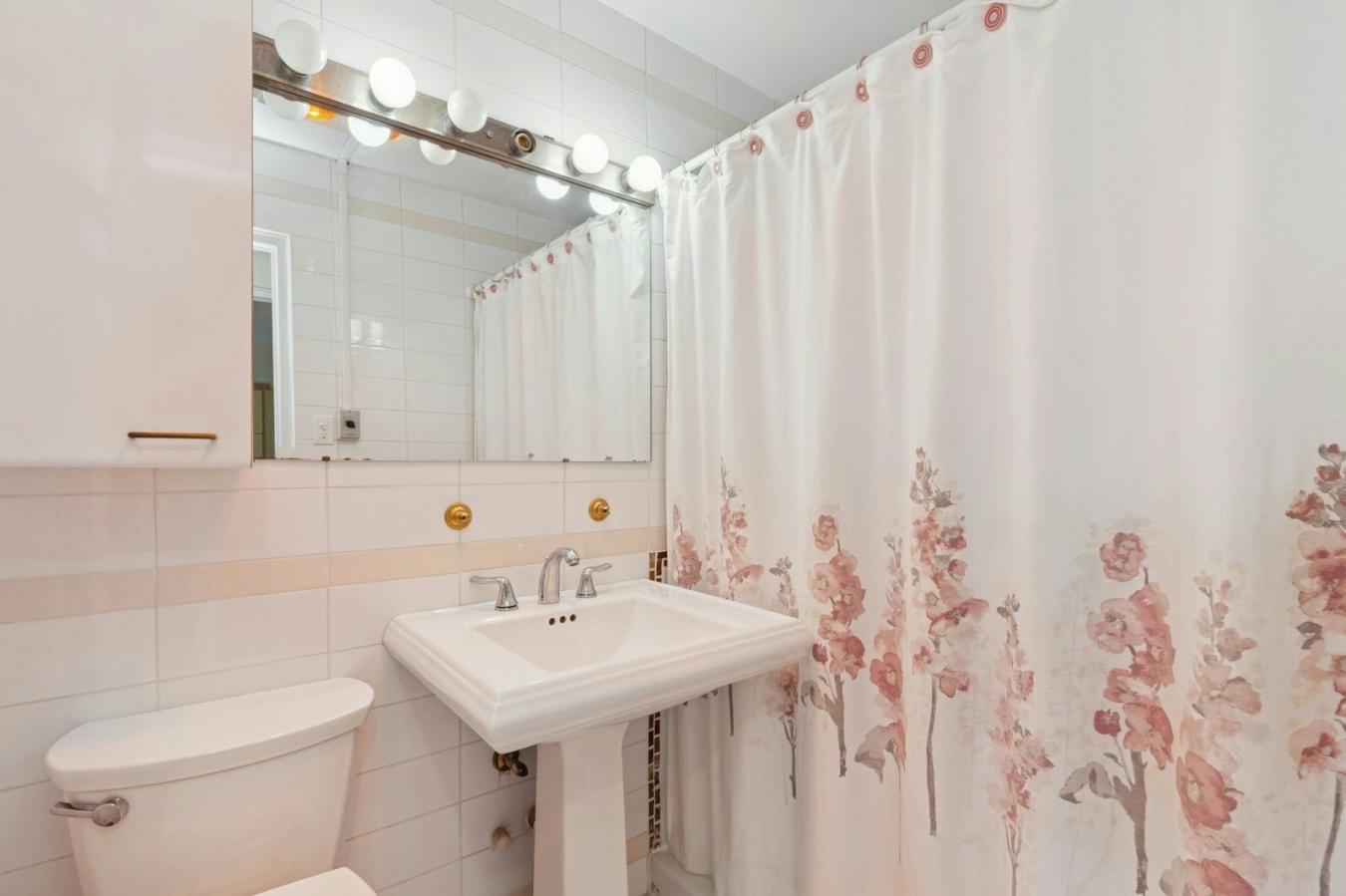 Forest Hills, New York, 11375, United States, 3 Bedrooms Bedrooms, ,2 BathroomsBathrooms,Residential,For Sale,1905208