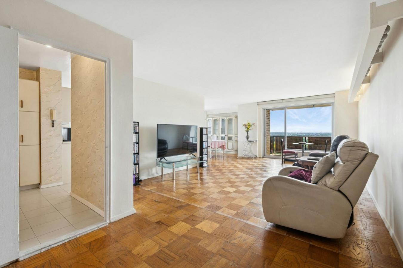Forest Hills, New York, 11375, United States, 3 Bedrooms Bedrooms, ,2 BathroomsBathrooms,Residential,For Sale,1905208