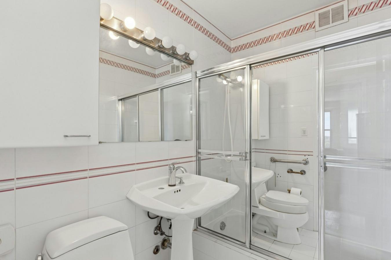 Forest Hills, New York, 11375, United States, 3 Bedrooms Bedrooms, ,2 BathroomsBathrooms,Residential,For Sale,1905208