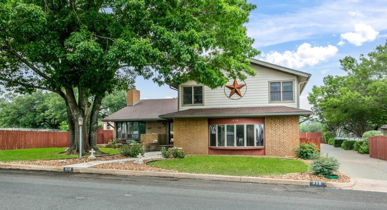 Fredericksburg, Gillespie, 78624, United States, 4 Bedrooms Bedrooms, ,3 BathroomsBathrooms,Residential,For Sale,1907917