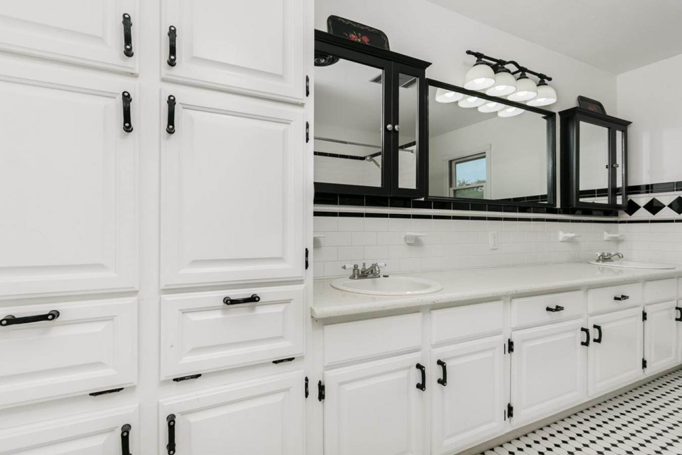 Fredericksburg, Gillespie, 78624, United States, 4 Bedrooms Bedrooms, ,3 BathroomsBathrooms,Residential,For Sale,1907917