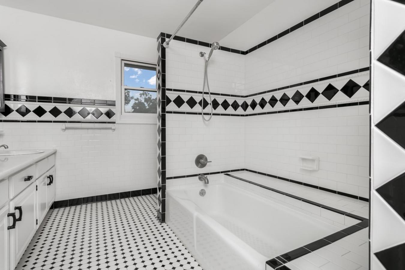 Fredericksburg, Gillespie, 78624, United States, 4 Bedrooms Bedrooms, ,3 BathroomsBathrooms,Residential,For Sale,1907917
