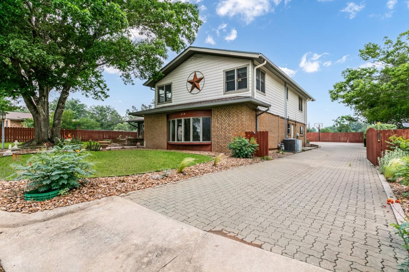 Fredericksburg, Gillespie, 78624, United States, 4 Bedrooms Bedrooms, ,3 BathroomsBathrooms,Residential,For Sale,1907917