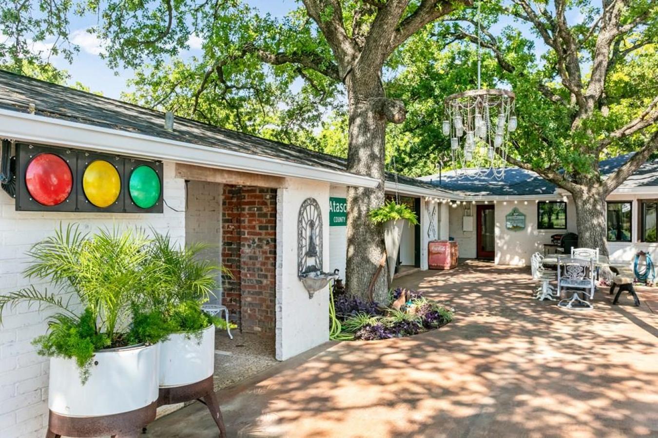Fredericksburg, Gillespie, 78624, United States, 3 Bedrooms Bedrooms, ,3 BathroomsBathrooms,Residential,For Sale,1907913
