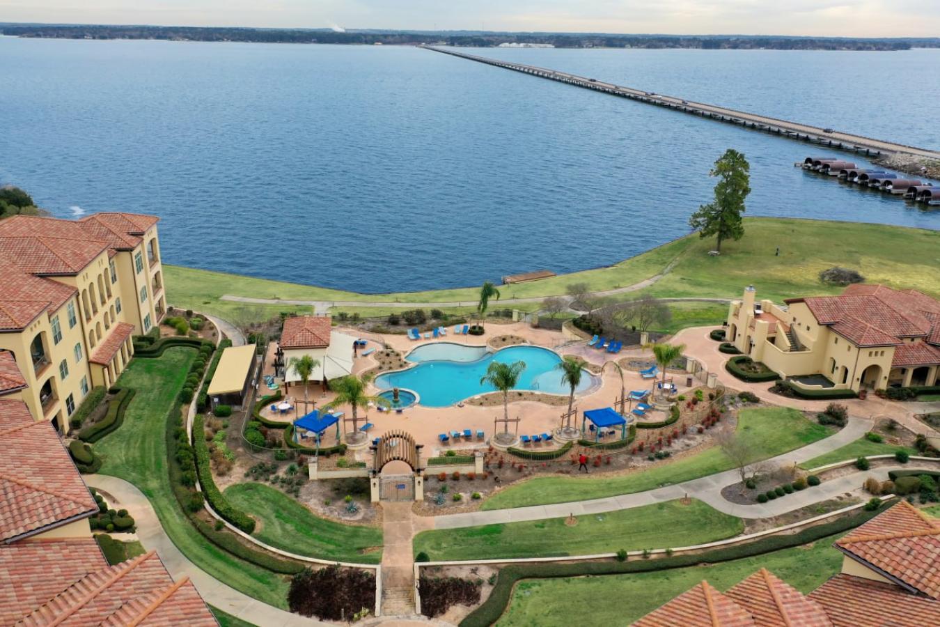 Discover the perfect lakeside escape in this beautifully appointed 2-b – image 1