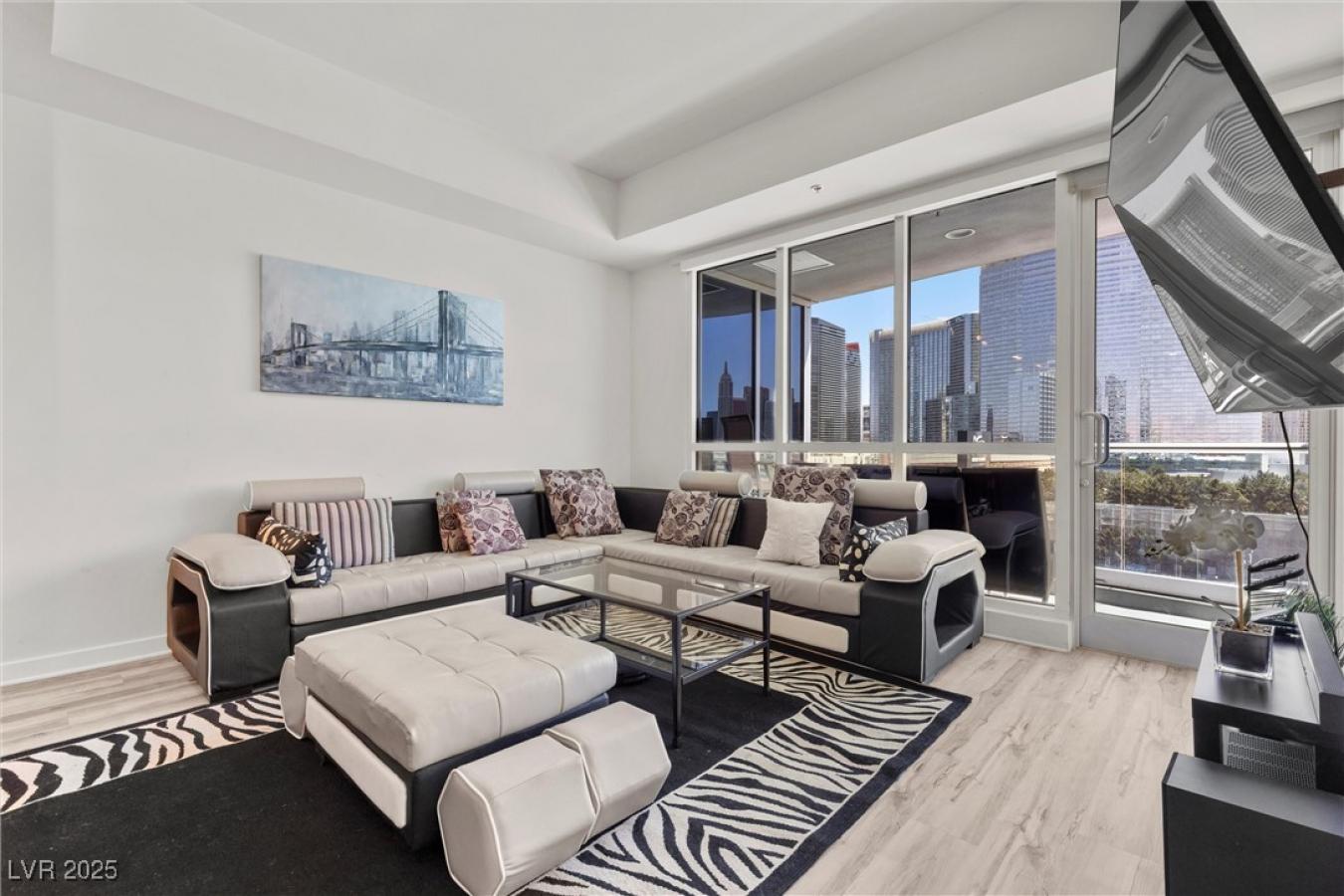 Discover Luxury and Versatility in this 11th-floor residence at the ic – image 13