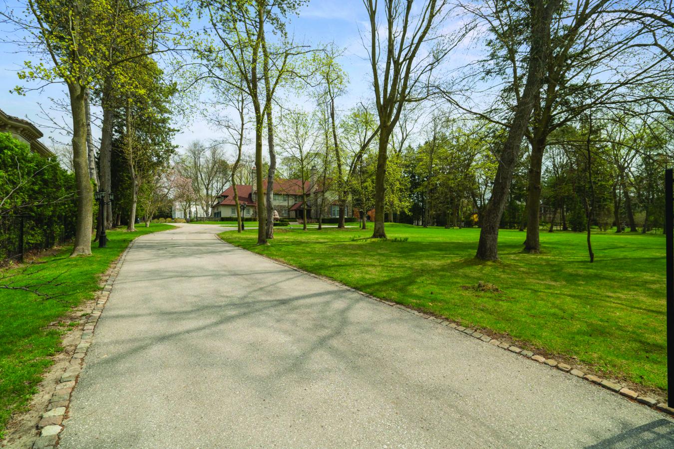 Toronto, ON, M3B 1Z8, Canada, ,7 BathroomsBathrooms,Residential,For Sale,1909008