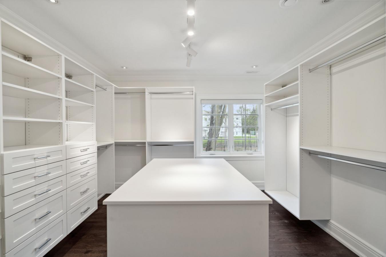 Toronto, ON, M3B 1Z8, Canada, ,7 BathroomsBathrooms,Residential,For Sale,1909008