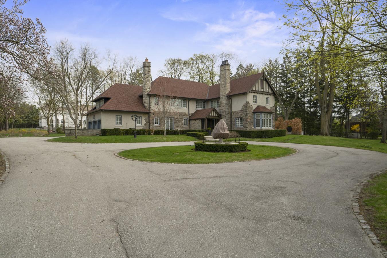 Toronto, ON, M3B 1Z8, Canada, ,7 BathroomsBathrooms,Residential,For Sale,1909008
