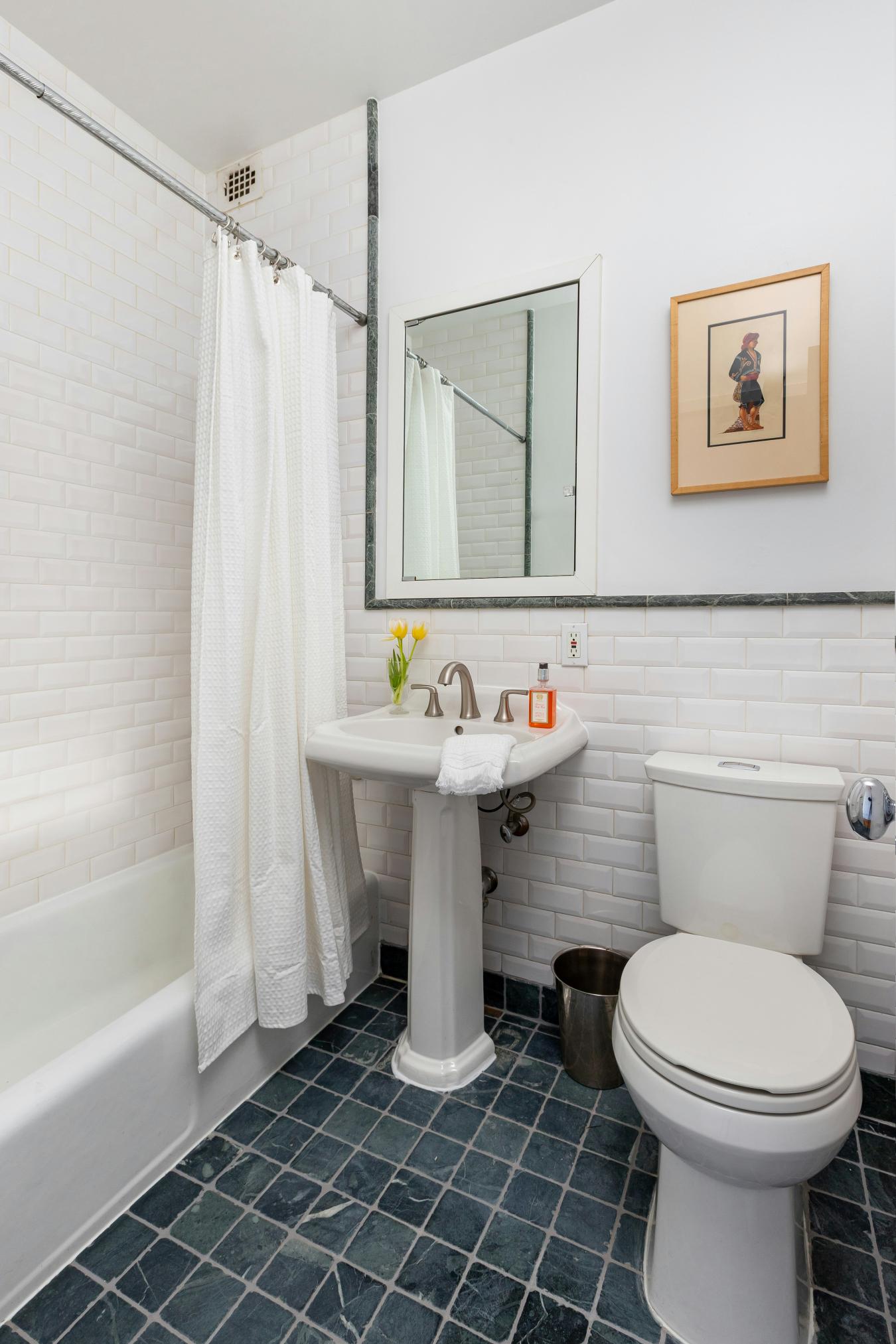 New York, New York, 10024, United States, 3 Bedrooms Bedrooms, ,2 BathroomsBathrooms,Residential,For Sale,1908984