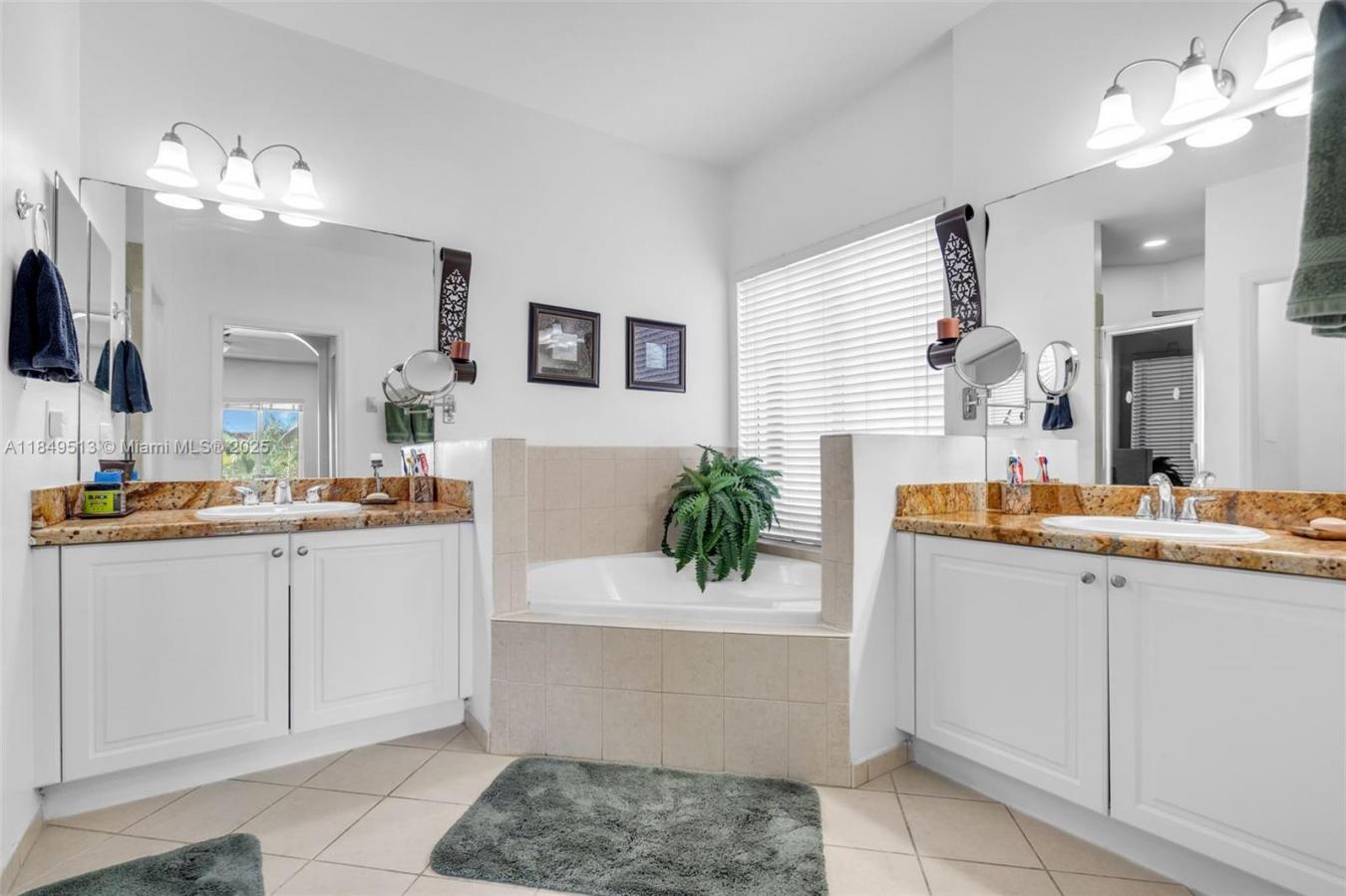Miami, Miami-Dade County, 33185, United States, 4 Bedrooms Bedrooms, ,3 BathroomsBathrooms,Residential,For Sale,1910059