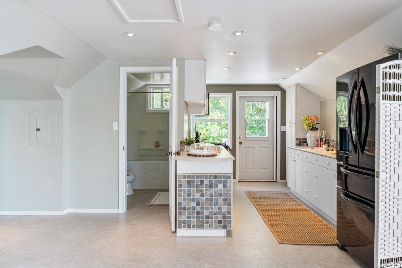 Saanich, Capital Regional District, V8N 4G3, Canada, 4 Bedrooms Bedrooms, ,4 BathroomsBathrooms,Residential,For Sale,1912955