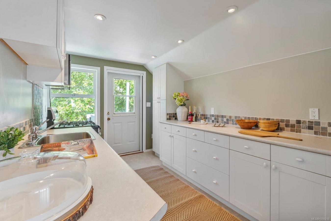 Saanich, Capital Regional District, V8N 4G3, Canada, 4 Bedrooms Bedrooms, ,4 BathroomsBathrooms,Residential,For Sale,1912955