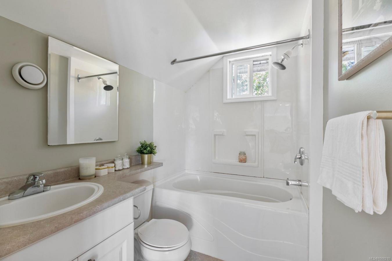 Saanich, Capital Regional District, V8N 4G3, Canada, 4 Bedrooms Bedrooms, ,4 BathroomsBathrooms,Residential,For Sale,1912955