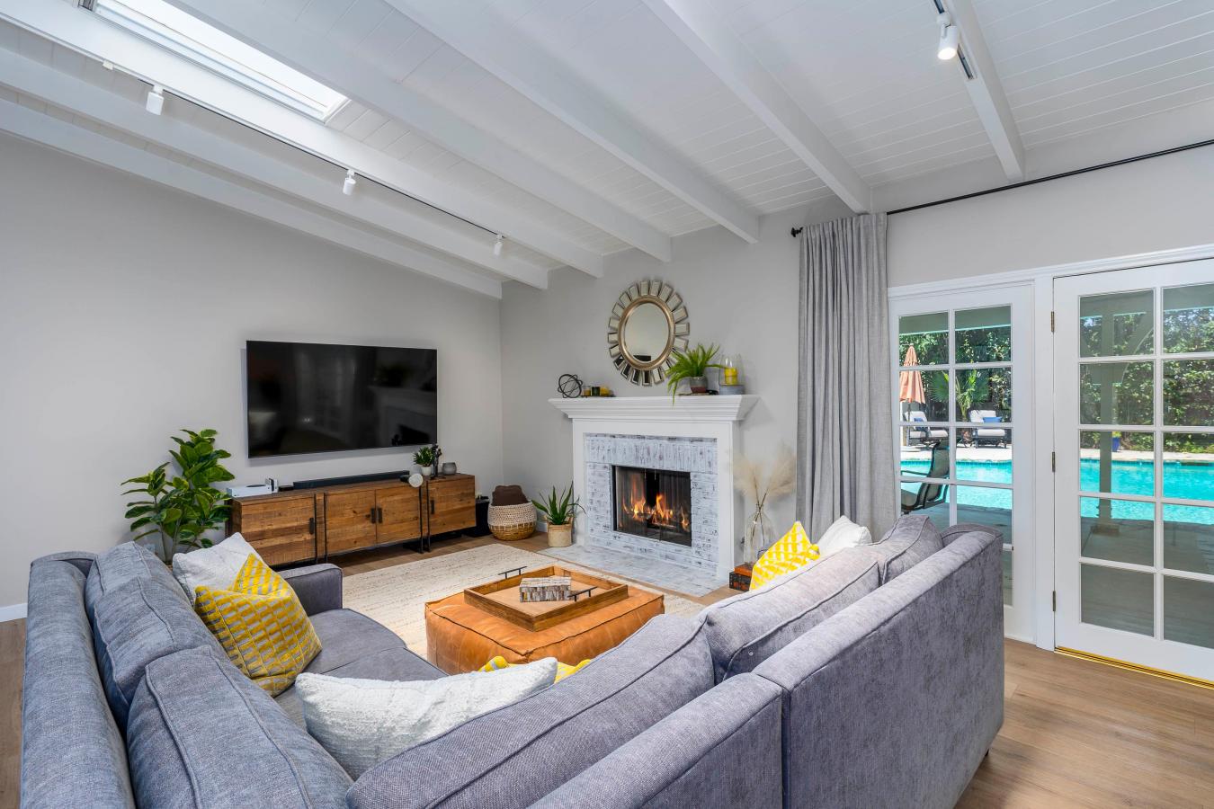 Woodland Hills, California, 91367, United States, 4 Bedrooms Bedrooms, ,3 BathroomsBathrooms,Residential,For Sale,1914517