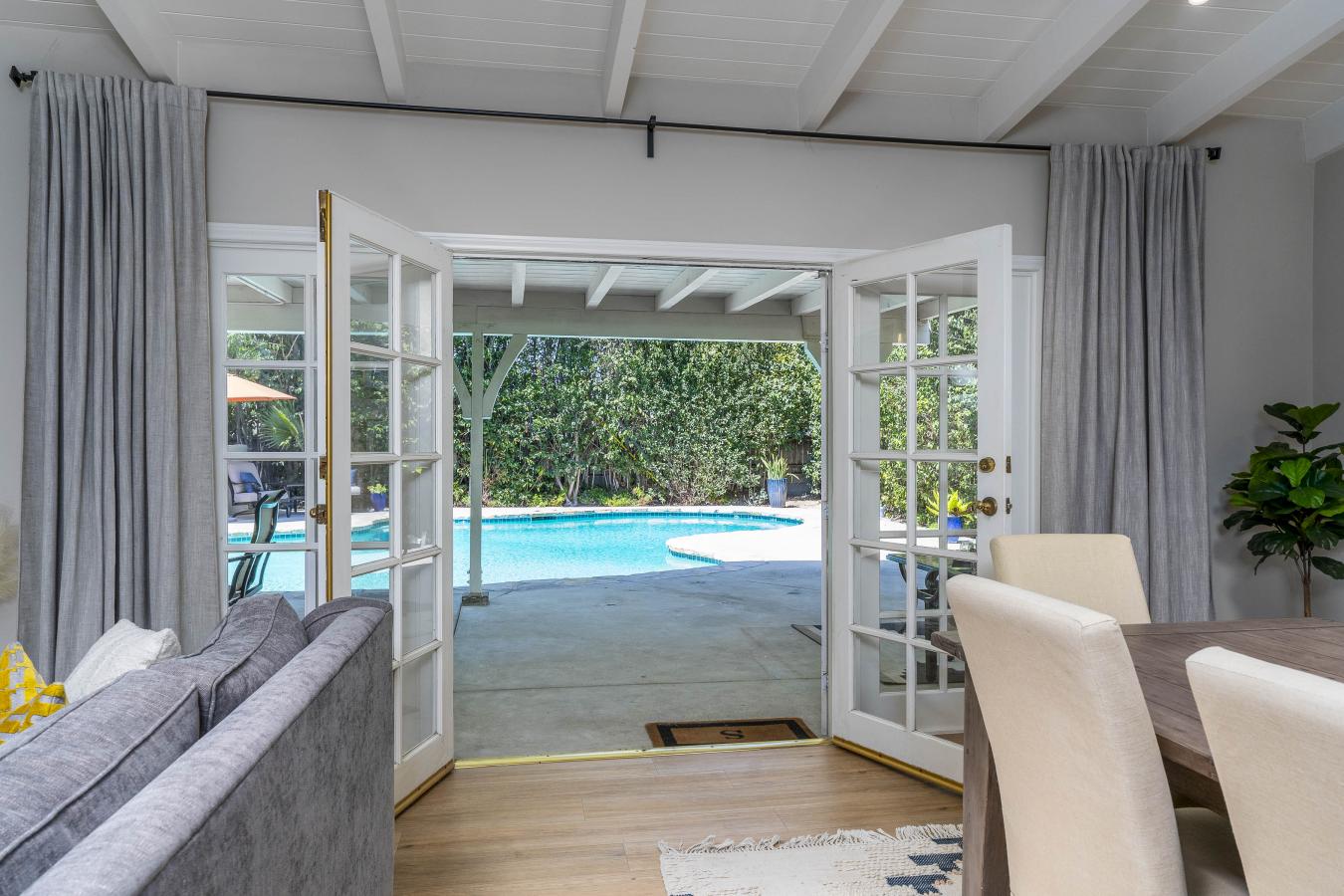 Woodland Hills, California, 91367, United States, 4 Bedrooms Bedrooms, ,3 BathroomsBathrooms,Residential,For Sale,1914517