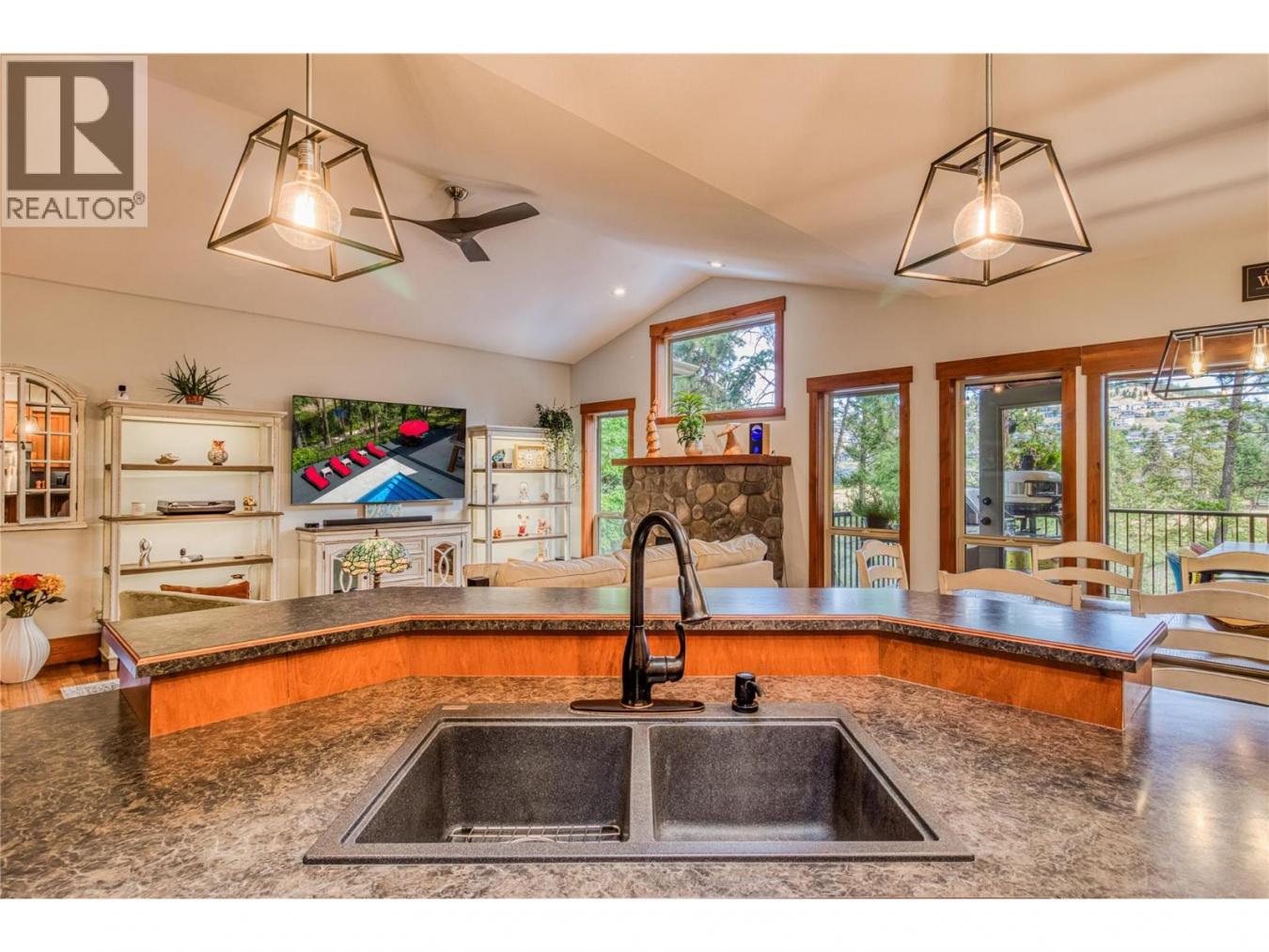 Kelowna, BC, V1P1N5, Canada, 6 Bedrooms Bedrooms, ,4 BathroomsBathrooms,Residential,For Sale,1914515