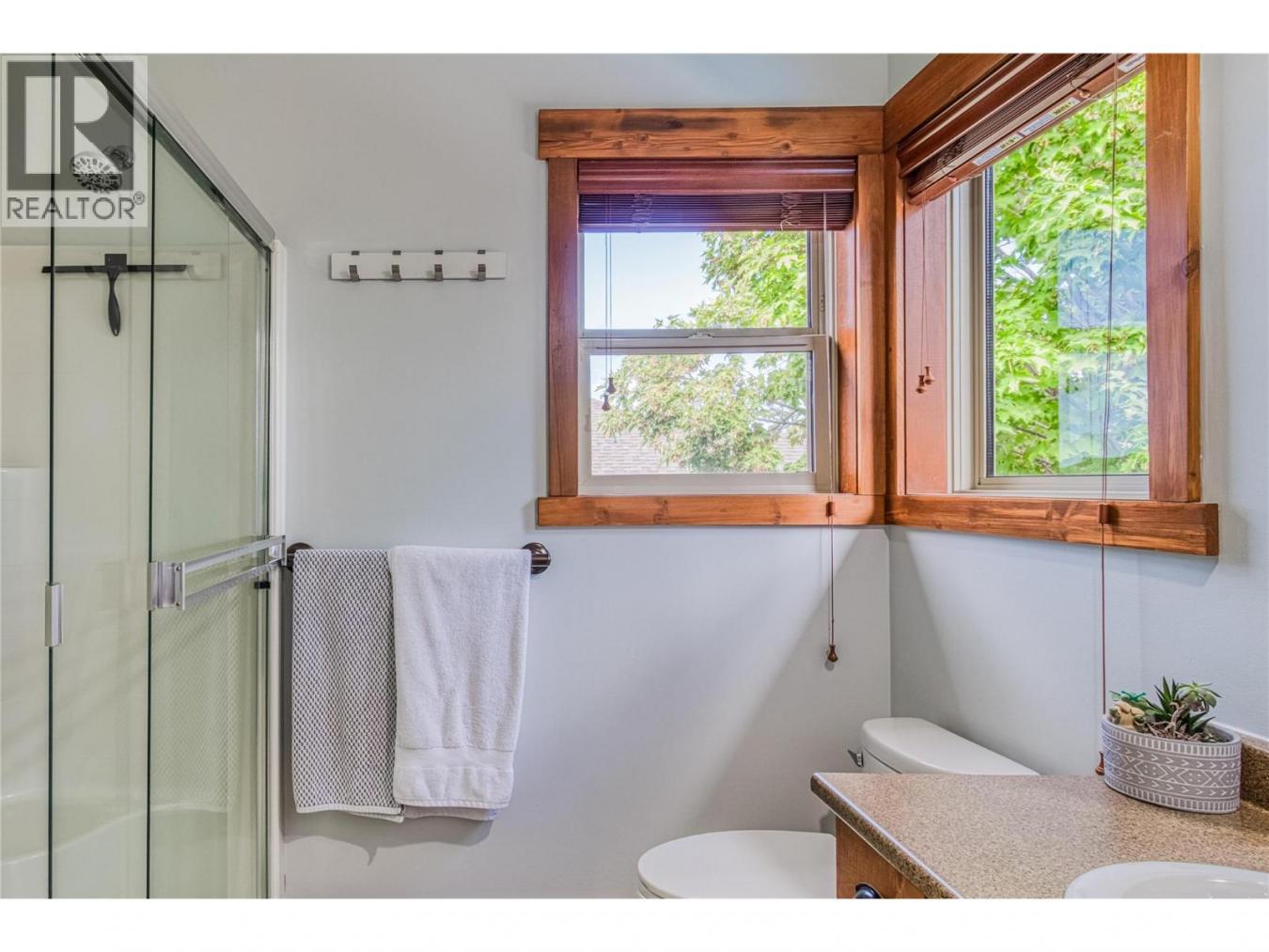 Kelowna, BC, V1P1N5, Canada, 6 Bedrooms Bedrooms, ,4 BathroomsBathrooms,Residential,For Sale,1914515