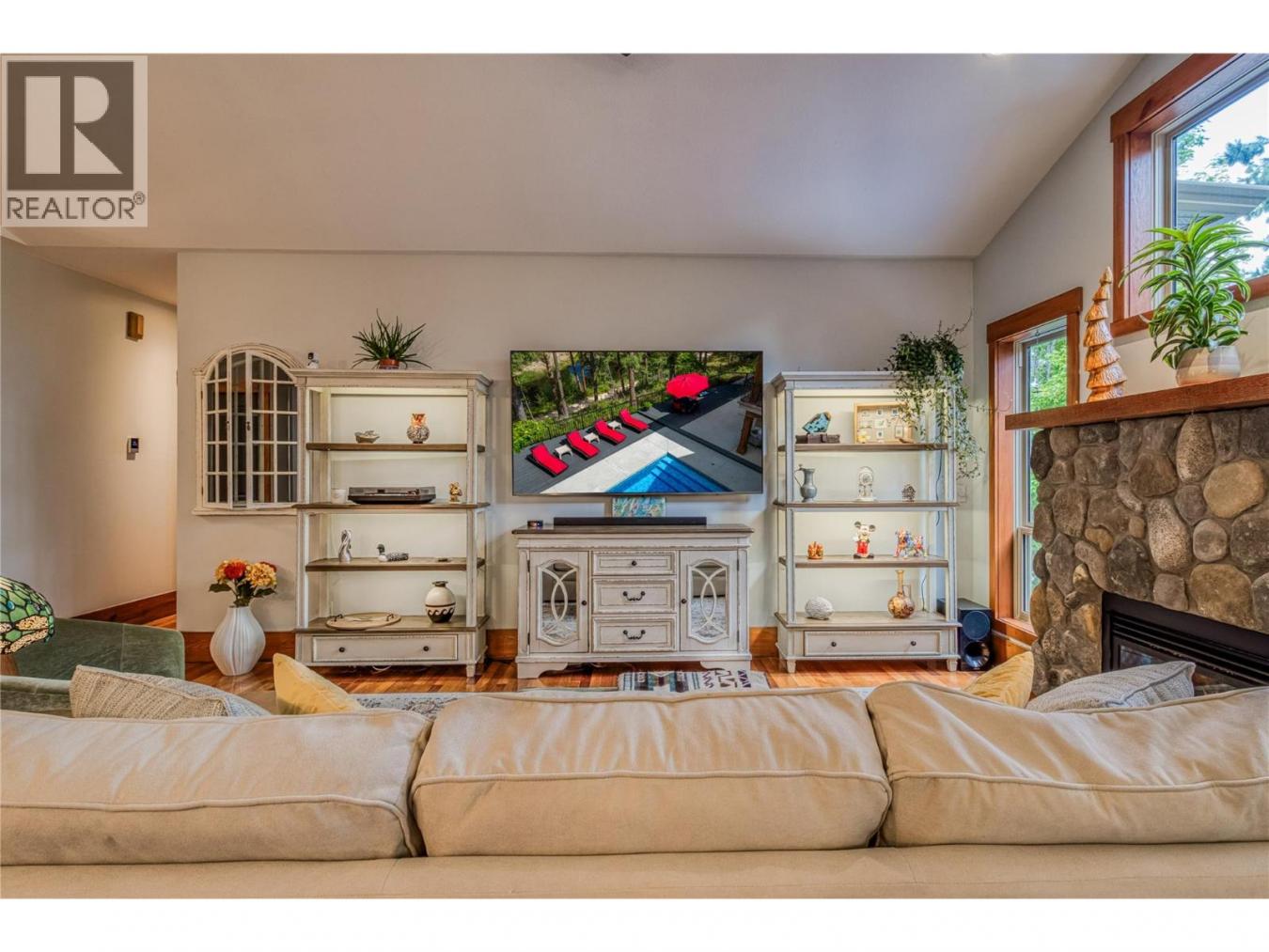 Kelowna, BC, V1P1N5, Canada, 6 Bedrooms Bedrooms, ,4 BathroomsBathrooms,Residential,For Sale,1914515