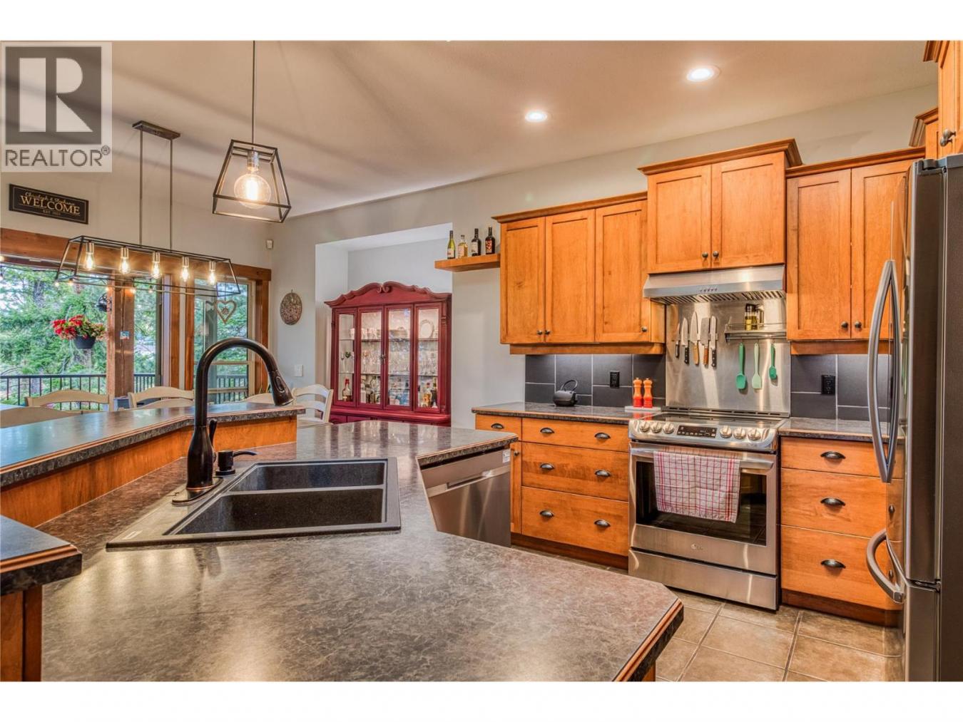 Kelowna, BC, V1P1N5, Canada, 6 Bedrooms Bedrooms, ,4 BathroomsBathrooms,Residential,For Sale,1914515