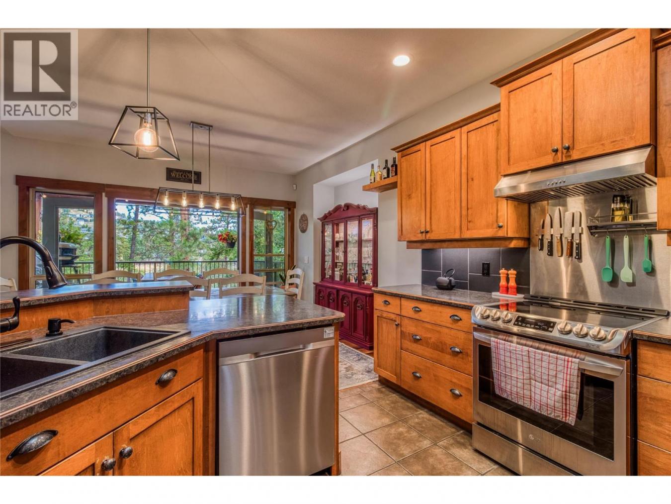 Kelowna, BC, V1P1N5, Canada, 6 Bedrooms Bedrooms, ,4 BathroomsBathrooms,Residential,For Sale,1914515