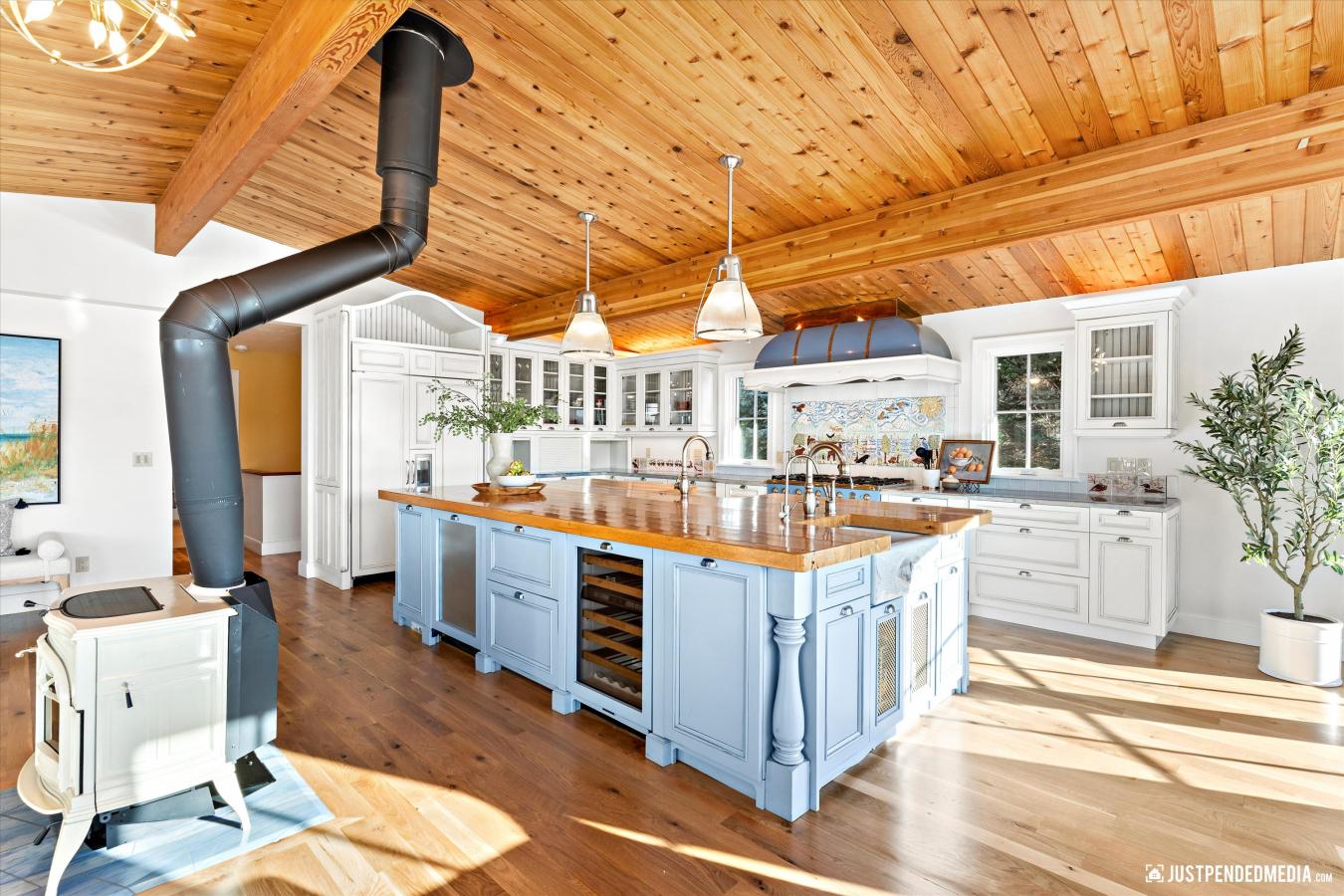 Anchorage, Anchorage, 99502, United States, 5 Bedrooms Bedrooms, ,7 BathroomsBathrooms,Residential,For Sale,1964668