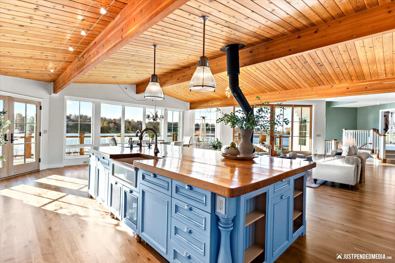 Anchorage, Anchorage, 99502, United States, 5 Bedrooms Bedrooms, ,7 BathroomsBathrooms,Residential,For Sale,1964668